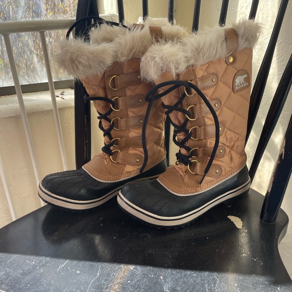 Like new size 7 sorrel snow boots